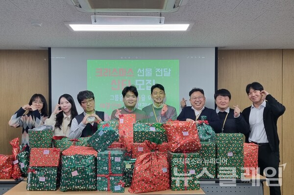 태광산업·대한화섬 임직원들이 태광산업 본사에서 그룹홈 아동들에게 전달할 선물을 직접 포장한 뒤 기념 촬영을 하고 있다. 태광산업 제공