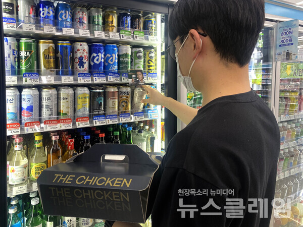 고객이 GS25에서 쏜살치킨과 맥주 등을 구매하고 있다. GS리테일 제공
