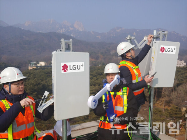 LG유플러스는 크리스마스와 연말·연시를 앞두고 이동통신 통화량 및 데이터 트래픽 급증에 대비해 네트워크 최적화 등 '연휴 특별 소통 대책'을 수립했다고 21일 밝혔다. LG유플러스 제공
