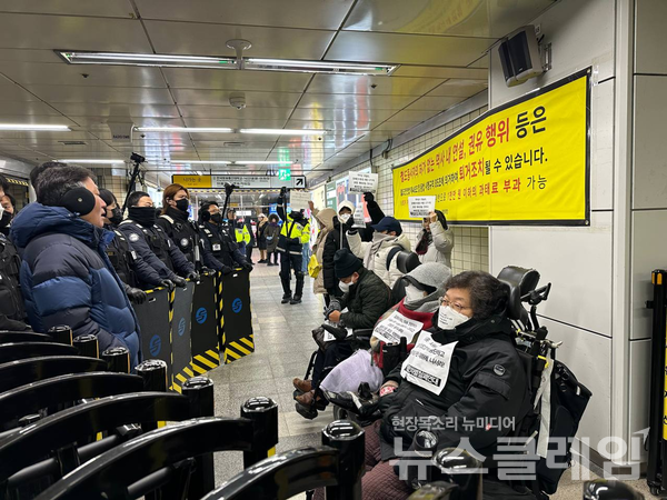 22일 오전 혜화역 지하철 승강장에서 진행된 '출근길 지하철 행동 입장발표 기자회견'. 사진=전장연