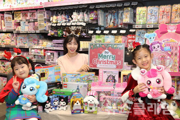 이마트 청계천점에서 모델들이 이마트 크리스마스 완구·디지털가전 행사를 소개하고 있다. 이마트 제공