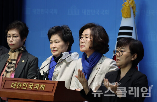 권인숙 더불어민주당 의원이 26일 오전 서울 여의도 국회 소통관에서 '쌍방울 대북송금 사건' 관련 검사 탄핵 촉구 기자회견을 하고 있다. 사진=권인숙 의원