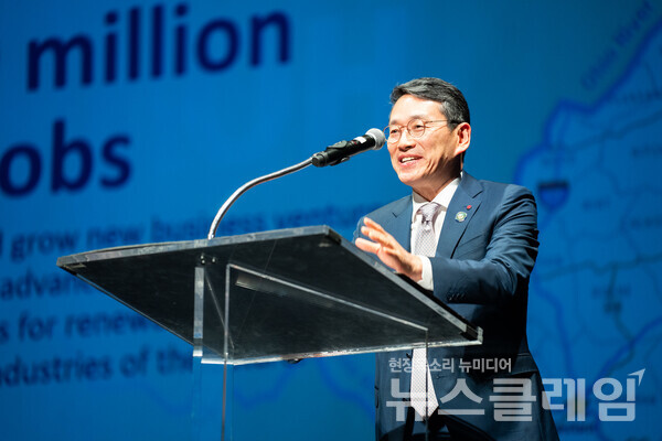 LG전자 조주완 CEO가 3일(현지시간) 미국 웨스트버지니아주(州) 찰스턴시(市) 컬쳐 센터에서 열린 LG전자 북미이노베이션센터(LG NOVA)-웨스트버지니아주 전략적 협업 계획 발표식에서 발언하고 있다. LG전자 제공