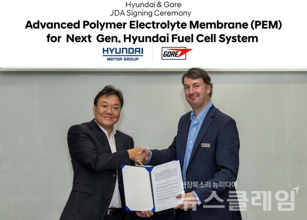현대차·기아 수소연료전지개발센터장 김창환 전무(왼쪽), 맷 로사(Matt Rosa) 고어社 퍼포먼스 솔루션 부문 리더. 현대차 제공