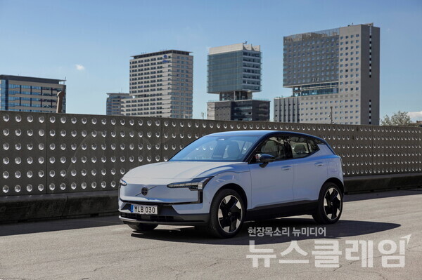 볼보자동차코리아는 전국 주요 13개 전시장에서 볼보자동차의 새로운 프리미엄 순수 전기 SUV ‘EX30’을 직접 만나볼 수 있는 쇼케이스를 진행한다고 5일 밝혔다. 볼보자동차코리아 제공