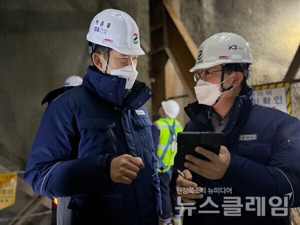 허윤홍 GS건설 대표(사진 왼쪽)가 지난 4일 신림~봉천 터널도로건설공사 현장에서 현장 관계자의 이야기를 청취하고 있다. GS건설 제공