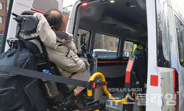 서울 지하철 4호선 혜화역 승강장에서 시위하던 이규식 서울장애인차별철페연대 공동대표가 5일 경찰에 연행됐다. 사진=전장연