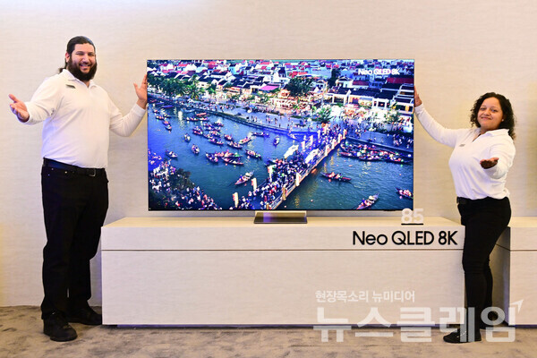 삼성전자 모델이 7일(현지시간) 진행된 '삼성 퍼스트 룩 2024(Samsung First Look 2024)' 행사에서 '24년형 Neo QLED 8K를 소개하고 있다. 삼성전자 제공