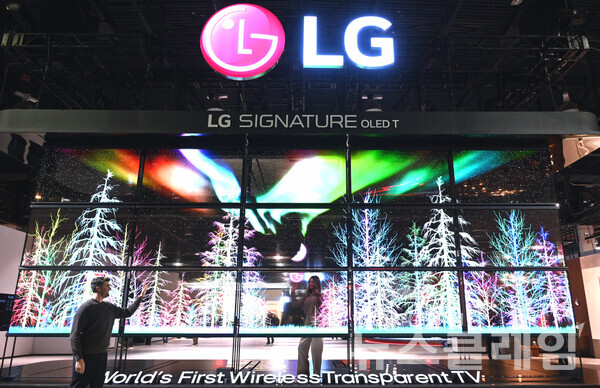 LG전자가 미국 라스베이거스에서 현지시간 9일 개막하는 CES 2024에 참가한다. 세계 최초 투명·무선 올레드 TV인 'LG 시그니처 올레드 T' 15대로 구성된 미디어 아트가 LG전자 부스를 찾은 관람객들을 맞이한다. LG전자 제공