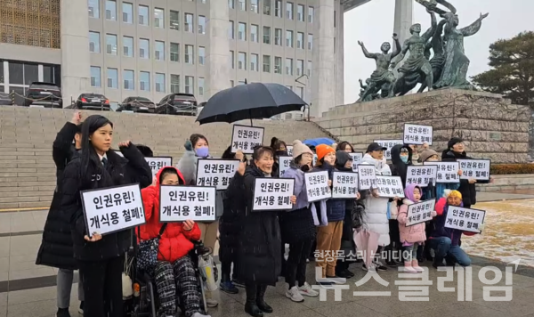 9일 국회 본관 계단 앞에서 '개 식용 종식 특별법' 국회 본회의 통과를 환영하는 활동가들 모습. 사진=김옥해 기자