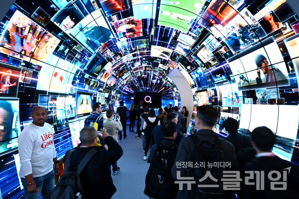CES 2024 LG전자 부스를 찾은 관람객들이 올레드 디스플레이 140여 대를 이어 붙인 터널 구조의 체험 공간에서 LG전자 스마트 TV 플랫폼 'webOS'의 다양한 콘텐츠들을 체험하고 있다. LG전자 제공