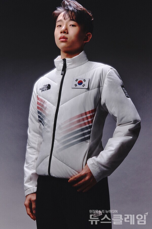 ‘팀코리아 공식 시상용 단복’을 착용한 대한민국 프리스타일 스키 국가대표 이윤승 선수. 노스페이스 제공