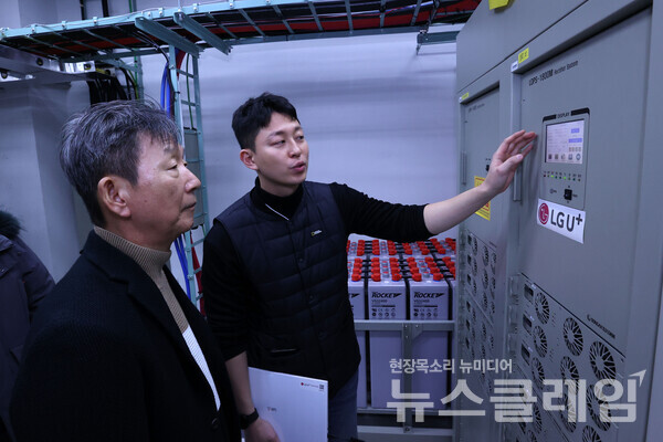 황현식 LG유플러스 대표(왼쪽)가 마국국사 내 전원공급장치에 대한 설명을 듣고 있다. LG유플러스 제공