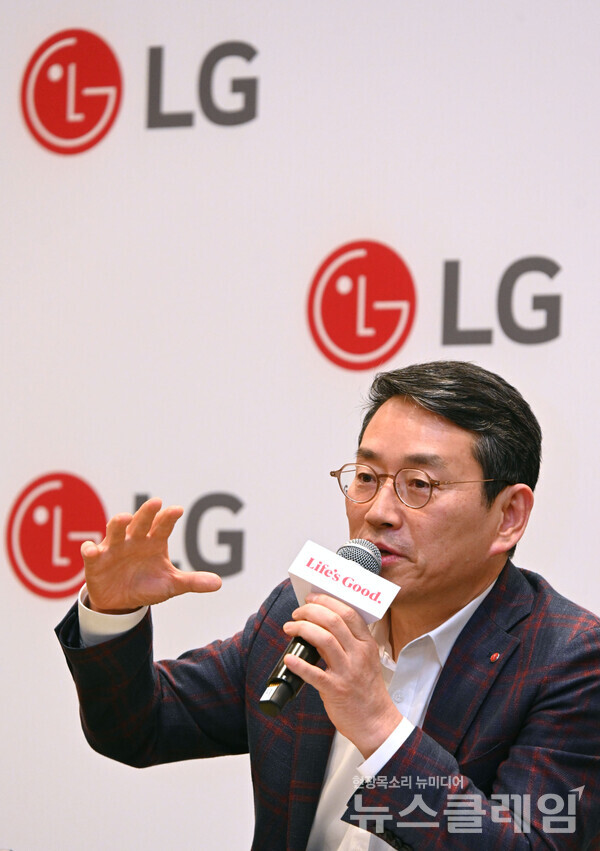 LG전자 조주완 CEO가 현지시간 10일 美 라스베이거스에서 열린 기자간담회에서 사업 전략을 소개하고 있다. LG전자 제공