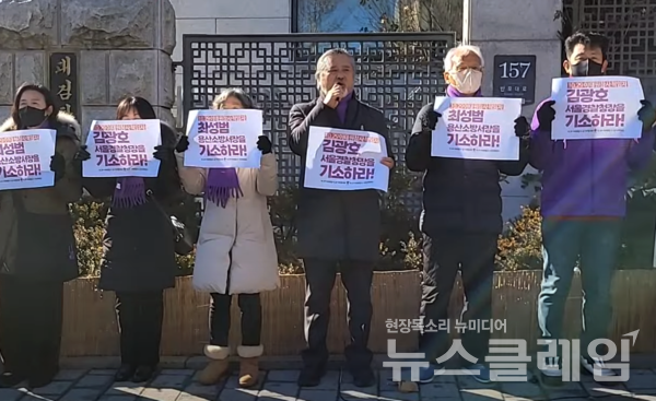 15일 오후 서울 서초구 대검찰청 앞에서 열린 '이태원 참사 책임자 관련 수사심의위원회 기자브리핑'에서 발언하는 이정민 10.29 이태원 참사 유가족협의회 운영위원장