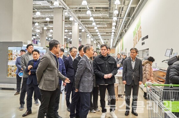 신세계 정용진 부회장이 5일 스타필드 수원 현장을  찾아 새해 첫 현장 경영에 나섰다. 신세계그룹 제공