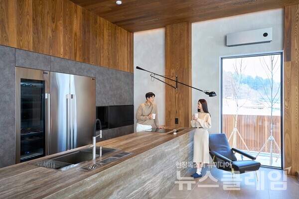 모델들이 어나더빌라에서 LG전자 제품을 체험하는 모습. LG전자 제공