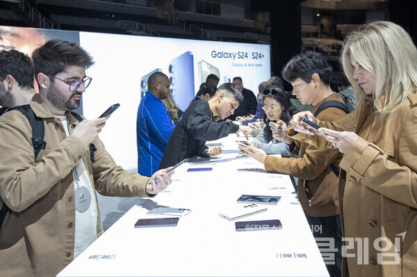 17일(현지시간) 미국 새너제이에 위치한 SAP센터에서 개최된 '갤럭시 언팩 2024'에서 관람객이 '갤럭시 S24' 시리즈 제품을 체험하는 모습. 삼성전자 제공