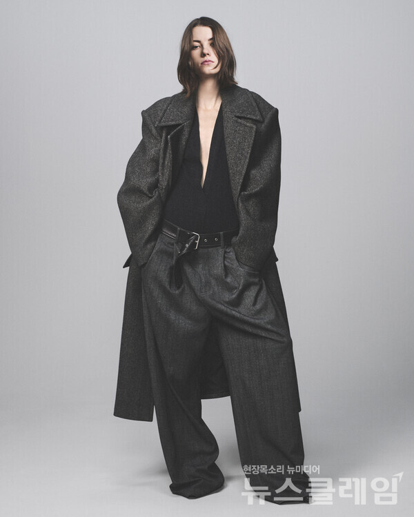 한섬이 파리 패션위크에서 선보인 2024년 F/W 시스템·시스템옴므 글로벌 컬렉션 제품 대표 이미지. 현대백화점그룹 제공