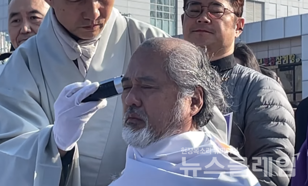 이태원 참사 유가족들이 18일 오후 서울 용산구 대통령실 앞에서 긴급 기자회견을 열고 국민의힘이 의결한 이태원 참사 진상규명 특별법에 대한 대통령 거부권 행사 건의를 규탄하며 삭발하고 있다. 사진=이태원참사시민대책회의