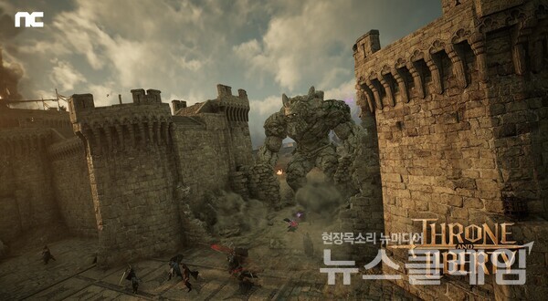 엔씨소프트의 MMORPG ‘THRONE AND LIBERTY(쓰론 앤 리버티, 이하 TL)’는 ‘프로듀서의 편지’를 통해 첫 공성전 계획을 소개했다. 엔씨 제공