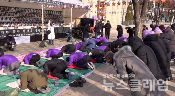22일 오후 서울 중구 서울광장 분향소 앞에서 열린 '이태원 참사 진상규명 특별법 공포 호소 기자회견'. 사진=이태원참사시민대책회의