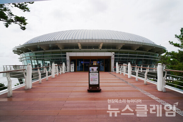 2005년 APEC 정상회담을 위해 지은 누리마루는 그 내부시설을 공개하고 있으며 당시에 사용된 물건들이 원형 그대로 보존돼 있다. 일부 회의 시설은 학술대회나 기타 행사에 사용되는 듯, 방문 당시에 의학학술대회가 열리고 있었다. 사진=오근식 객원위원