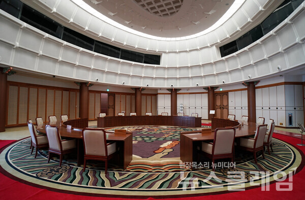 2005년 APEC 정상회담을 위해 지은 누리마루는 그 내부시설을 공개하고 있으며 당시에 사용된 물건들이 원형 그대로 보존돼 있다. 일부 회의 시설은 학술대회나 기타 행사에 사용되는 듯, 방문 당시에 의학학술대회가 열리고 있었다. 사진=오근식 객원위원