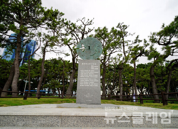 해운대해수욕장 입구의 ‘돌아와요 부산항에’ 노래비에는 황선우가 작사와 작곡을 했고 조용필이 불렀다고 표기되어 있다. 통영 서피랑공원의 ‘돌아와요 충무항에’ 노래비는 통영 강구안과 바다건너 미륵산을 바라보고 있는데, 이 노래를 발표한 가수 김성술이 노랫말을 지었고 황선우가 작곡했다고 소개하고 있다. 사진=오근식 객원위원