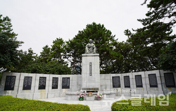 동백섬 위에 조성된 광장엔 고운 최치원을 소개하는 동상과 비석 등이 세워져 있다. 사진=오근식 객원위원