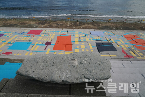 광안리해수욕장을 지나 민락수변 공원에 이르니 광안대교를 바라보며 낚시를 하거나 산책하는 사람들이 보기에 좋았다. 바닷가에 올라와 있는 커다란 바위는 2003년 9월 12일 제14호 태풍 매미가 들이닥치며 바다에서 떠밀려왔다고 한다. 사진=오근식 객원위원