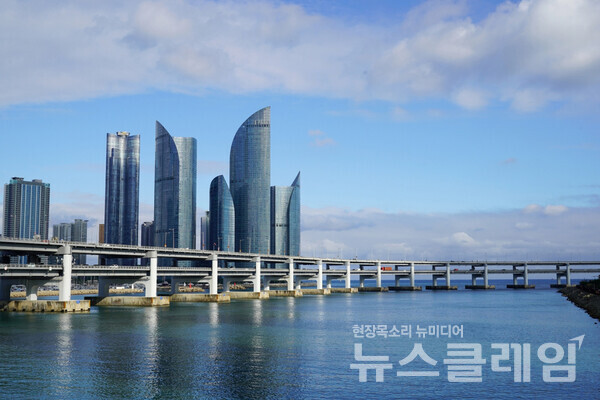 광안대교와 그 너머 마린시티의 초고층 건물들이 그나마 잘 어울려 보인다. 사진=오근식 객원위원