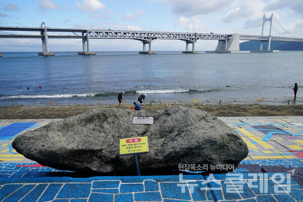 광안리해수욕장을 지나 민락수변 공원에 이르니 광안대교를 바라보며 낚시를 하거나 산책하는 사람들이 보기에 좋았다. 바닷가에 올라와 있는 커다란 바위는 2003년 9월 12일 제14호 태풍 매미가 들이닥치며 바다에서 떠밀려왔다고 한다. 사진=오근식 객원위원