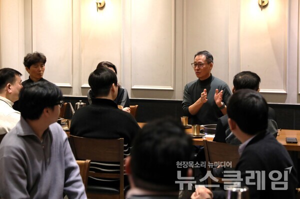 송호섭 bhc치킨 대표이사(상단 좌측에서 세번째)가 간담회에 참석한 수도권 가맹점주들과 이야기를 나누고 있다. bhc치킨 제공