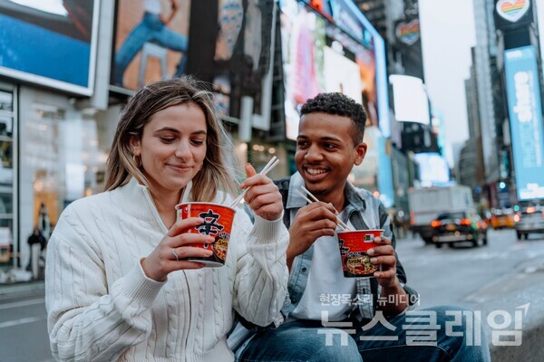 신라면을 즐기는 미국 소비자들. 농심 제공
