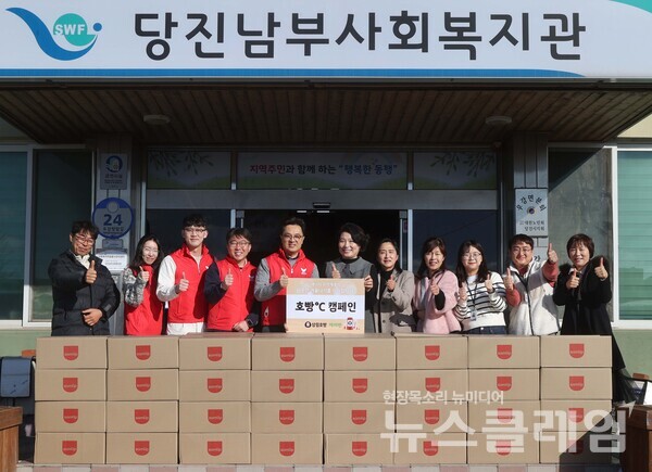 SPC그룹(회장 허영인)의 계열사 SPC삼립 베이커리사업부문 정기성 상무(중앙 왼쪽), 남부사회복지관 김창희 관장(중앙 오른쪽)과 관계자들이 기념촬영을 하고 있다. SPC삼립 제공