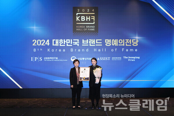 하수경 산업정책연구원 심사위원장(왼쪽)과 오비맥주 서혜연 마케팅 부사장(오른쪽). 오비맥주 제공