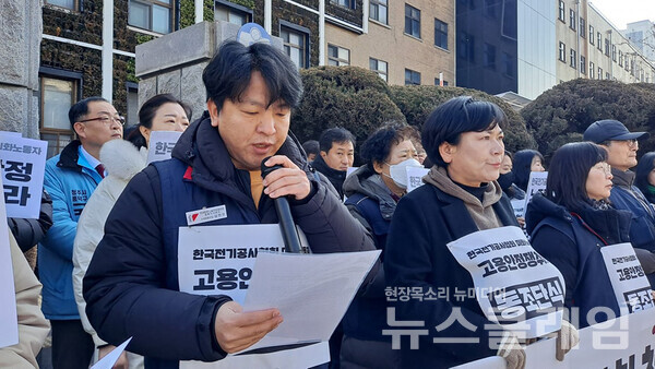 29일 충북도청 앞에서 열린 '한국전기공사협회 청소노동자 고용보장, 충북노동시민사회 동조단식 선포 기자회견'. 사진=민주노총 충북지역본부