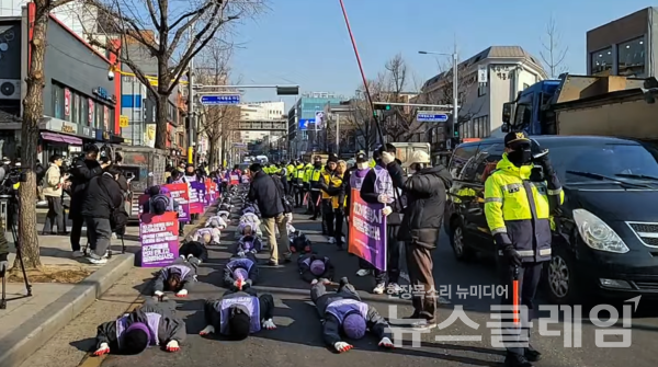 이태원 참사 유가족들이 29일 오후 서울 이태원역 1번 출구 앞에서 대통령실 방향으로 이태원 참사 특별법 공포를 촉구하는 오체투지를 하고 있다. 사진=이태원참사시민대책회의