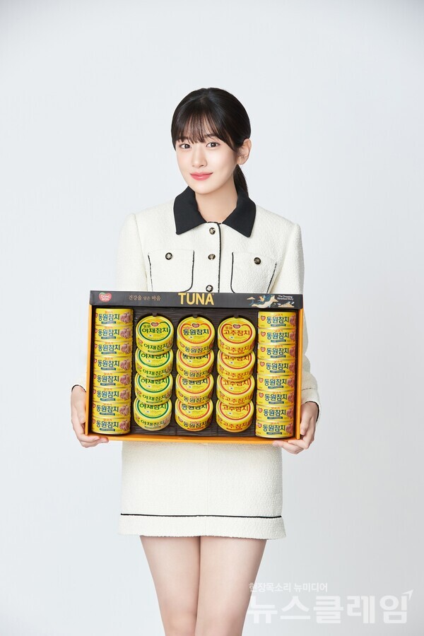 동원F&B 설 선물세트 모델 안유진. 동원F&B 제공