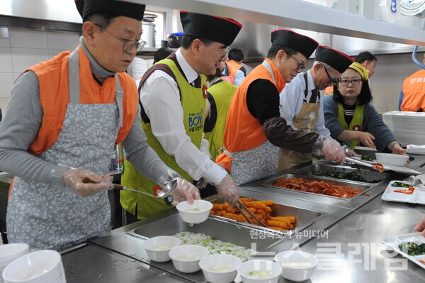 한화시스템 임직원들이 국가유공자들에게 설 음식을 배식하고 있다. (왼쪽에서 세 번째)어성철 한화시스템 대표이사, (왼쪽에서 두 번째)남궁선 서울지방보훈청장. 한화시스템 제공