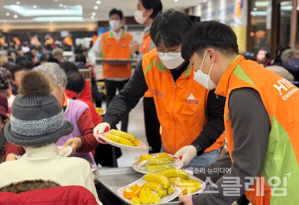 지난 1일 서울 종로구 연지동 기독교연합회관에서 현대건설 직원들이 종로구 거주 어르신들에게 음식을 나눠주고 있다. 현대건설 제공