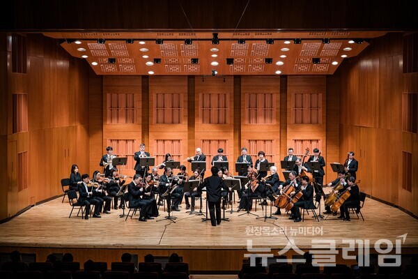 지난해 2월 서울 강남구 광림아트센터 장천홀에서 열린 ‘제9회 빛의소리 나눔콘서트’에서 객석을 가득 메운 관객들이 MPO 단원들의 연주를 감상하고 있다. 한미약품 제공