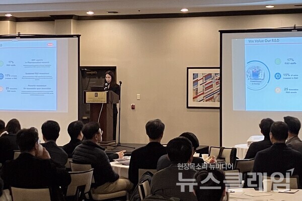 한미약품 해외사업팀 이재윤 PA그룹장이 최근 미국 샌프란시스코에서 열린 KASBP-SF 심포지엄에서 ‘한미의 미래 성장동력’을 주제로 신약 파이프라인과 글로벌 오픈이노베이션 전략 등을 설명하고 있다. 한미약품 제공