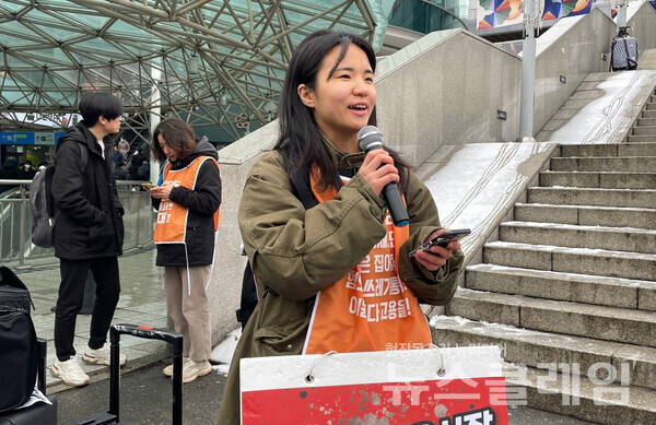 6일 오전 서울역 광장에서 열린 전장연 '권리중심노동자 400명 해고 철회, 오세훈 서울시장 대화 해결 촉구' 기자회견'에서 발언하는 홈리스행동 홍수경 활동가. 사진=전장연