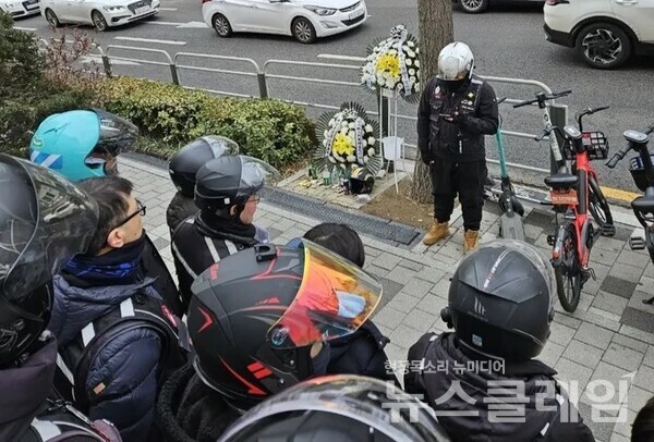 지난 4일 민주노총 공공운수노조 라이더유니온이 서울 강남구 논현동 한 도로에서 추모제를 열고 있다. 사진=라이더유니온