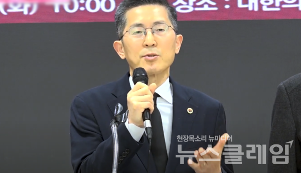 이필수 대한의사협회장이 6일 오전 서울 용산구 대한의사협회회관에서 긴급 기자회견을 열고 입장문을 발표하고 있다. 사진=대한의사협회