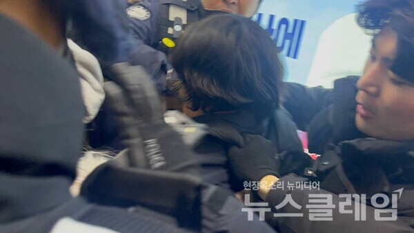 지난 6일 ‘58차 출근길 지하철 탑니다’에 참여한 활동가를 거짓 혐의를 덮어씌워 폭력적으로 불법 연행하는 모습. 사진=전장연