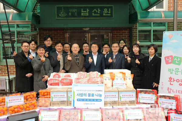 투자금융·글로벌사업부문 손원영 부행장과 직원들이 사랑의 물품 나눔행사 후 기념사진을 촬영하고 있다. NH농협은행 제공