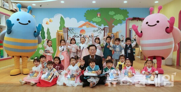 지난 8일 조병규 우리은행장이 설날을 맞아 본점 어린이집을 방문, 원아들에게 덕담과 함께 위비프렌즈 굿즈, 세뱃돈을 선물하고 기념사진을 촬영하고 있다. 우리은행 제공